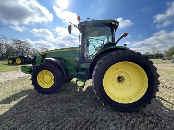 Image of John Deere 8260R equipment image 1