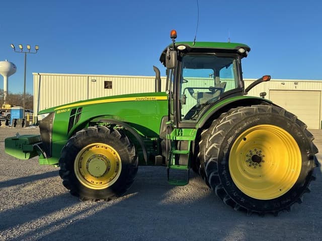 Image of John Deere 8260R equipment image 2
