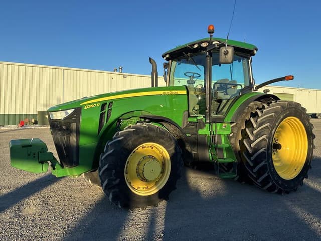 Image of John Deere 8260R equipment image 1