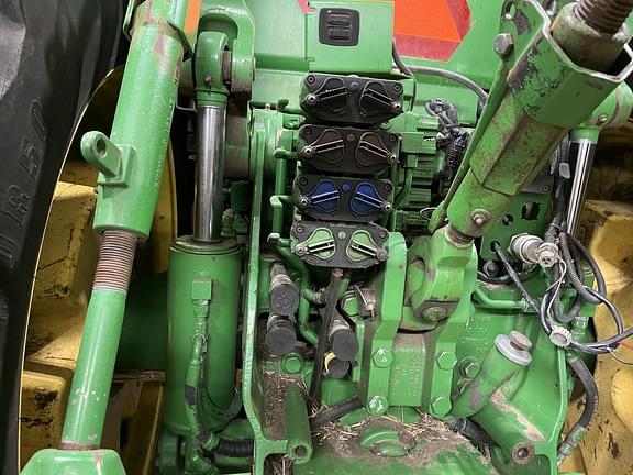 Image of John Deere 8260R equipment image 4