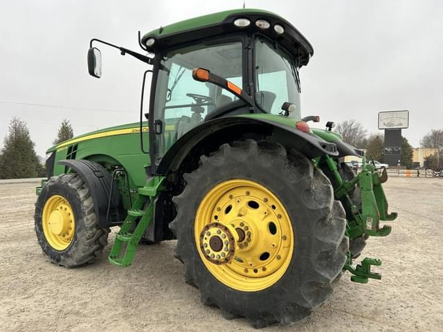 Image of John Deere 8260R equipment image 4