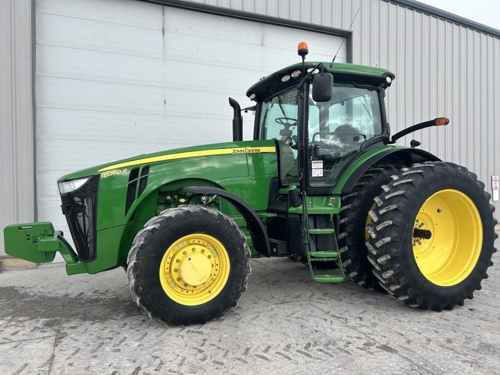 Main image John Deere 8260R