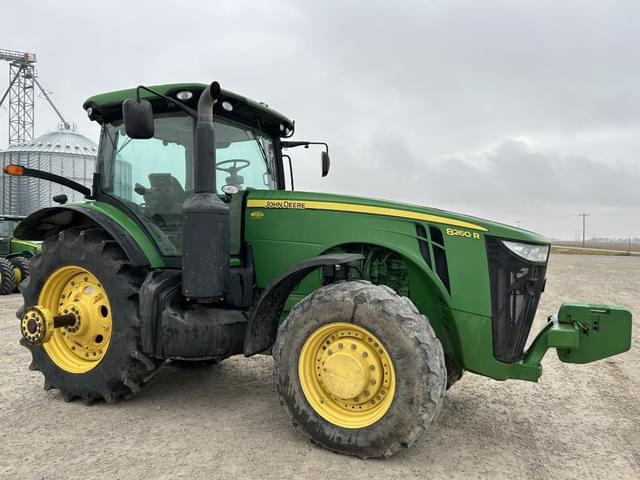 Image of John Deere 8260R equipment image 1