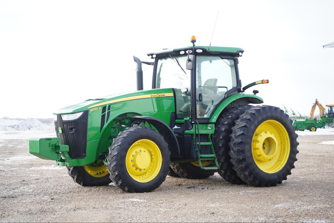 Image of John Deere 8260R Primary image
