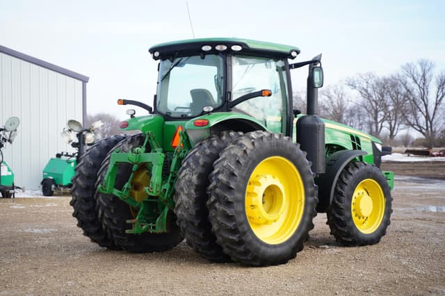 Image of John Deere 8260R equipment image 4