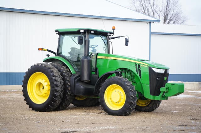 Image of John Deere 8260R equipment image 2