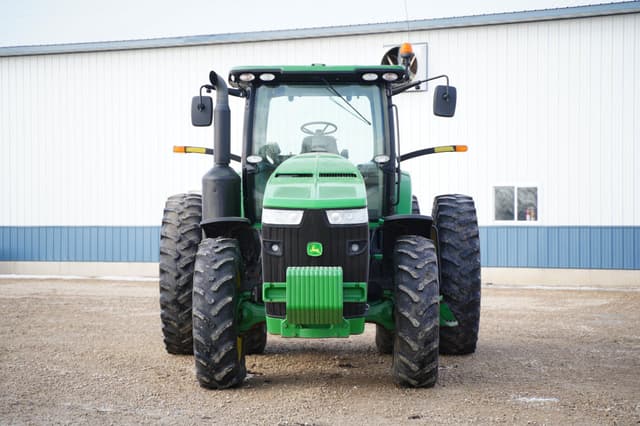 Image of John Deere 8260R equipment image 1
