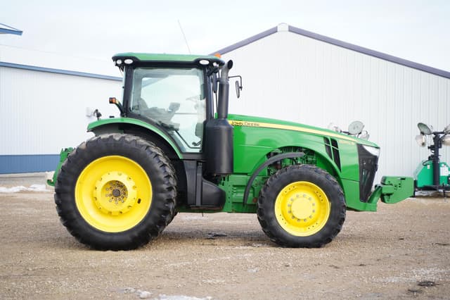 Image of John Deere 8260R equipment image 3