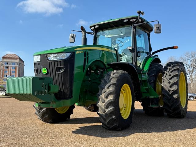 Image of John Deere 8260R equipment image 1