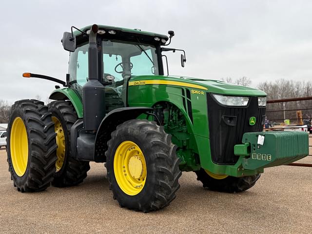 Image of John Deere 8260R equipment image 2