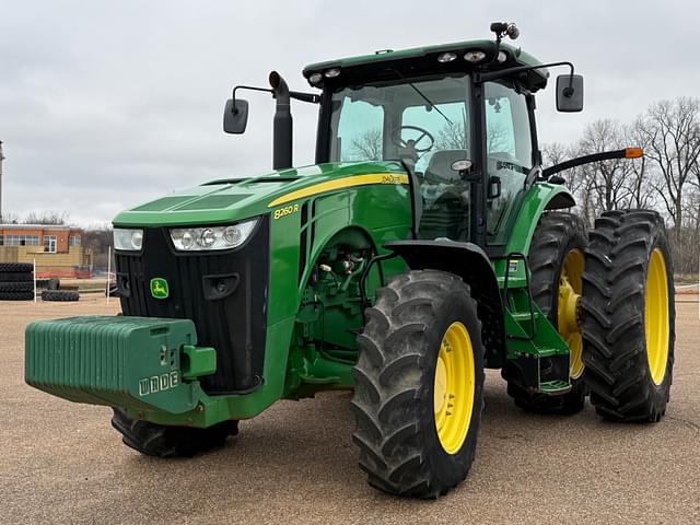 Image of John Deere 8260R equipment image 3