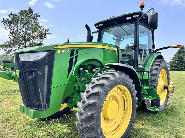 Image of John Deere 8260R equipment image 2