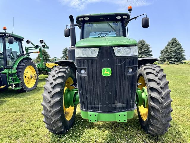Image of John Deere 8260R equipment image 3