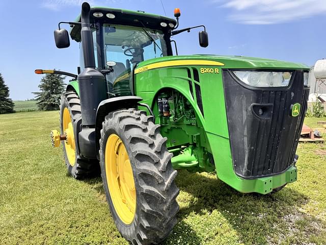 Image of John Deere 8260R equipment image 4