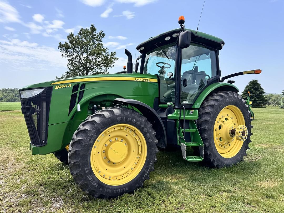 Image of John Deere 8260R Primary image