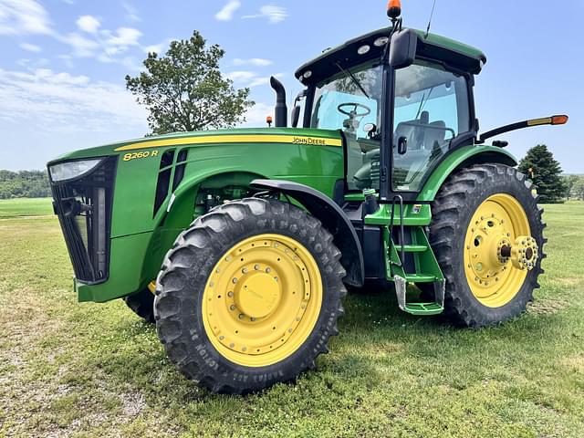 Image of John Deere 8260R equipment image 1