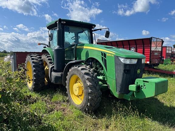 Image of John Deere 8260R equipment image 1