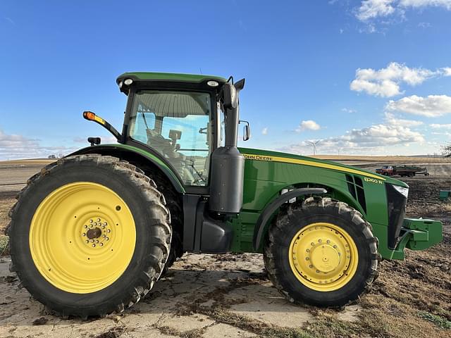 Image of John Deere 8260R equipment image 3