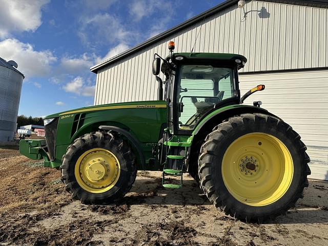 Image of John Deere 8260R equipment image 1