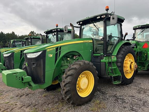 Image of John Deere 8260R equipment image 1