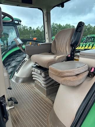 Image of John Deere 8260R equipment image 4