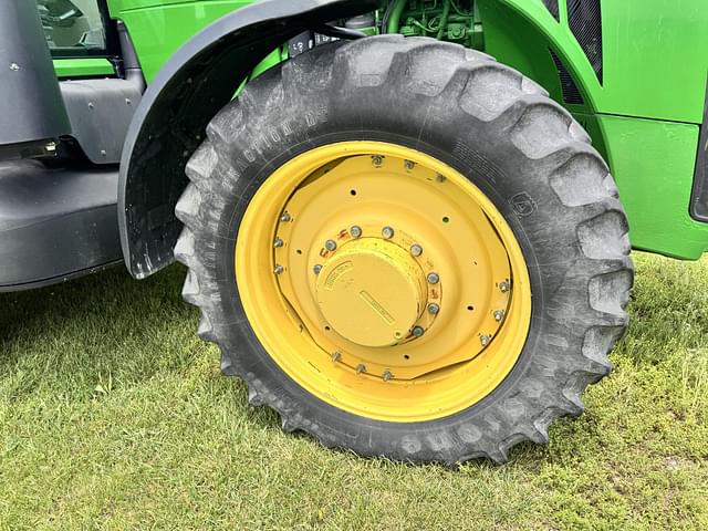 Image of John Deere 8260R equipment image 4