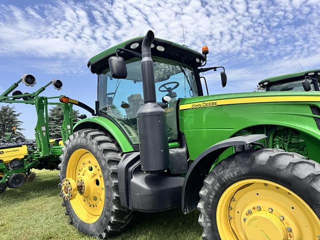 Image of John Deere 8260R equipment image 3