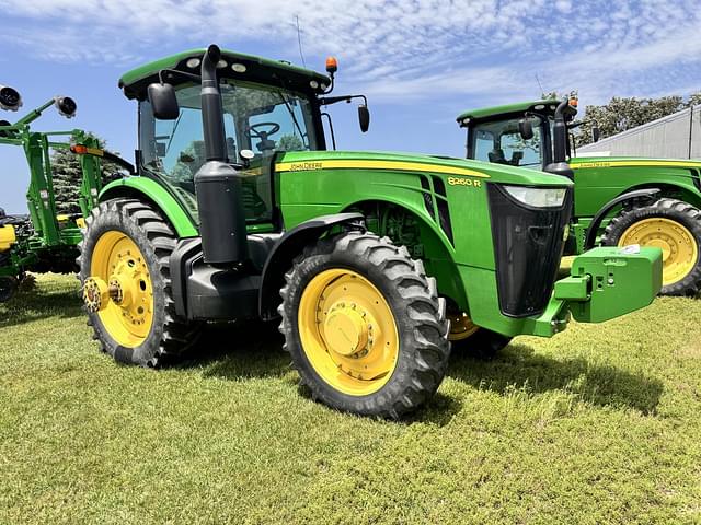 Image of John Deere 8260R equipment image 1