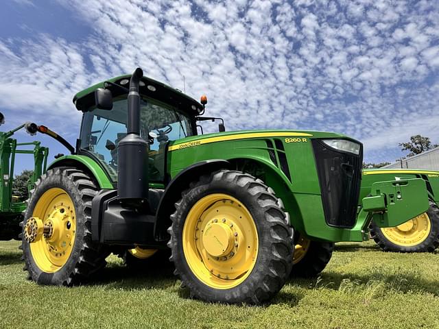 Image of John Deere 8260R equipment image 2