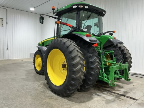 Image of John Deere 8260R equipment image 3