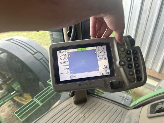 Image of John Deere 8260R equipment image 4