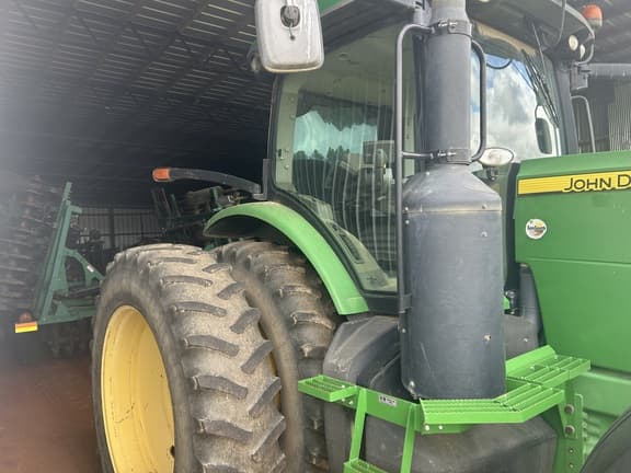 Image of John Deere 8260R equipment image 2