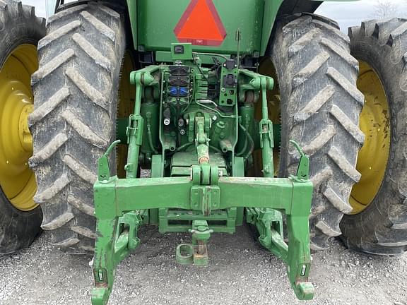 Image of John Deere 8260R equipment image 4