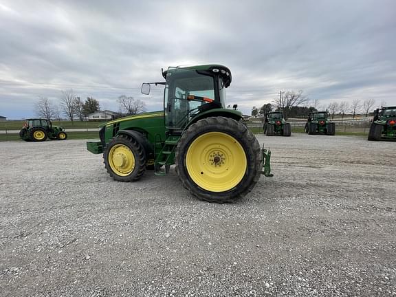 Image of John Deere 8260R equipment image 3