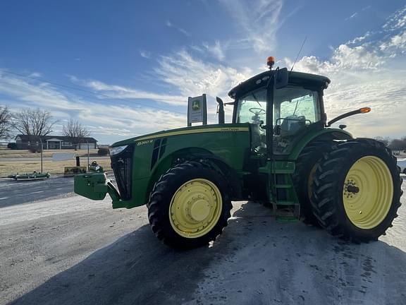 Image of John Deere 8260R equipment image 1