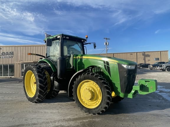 Main image John Deere 8260R