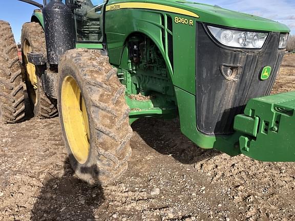 Image of John Deere 8260R equipment image 1