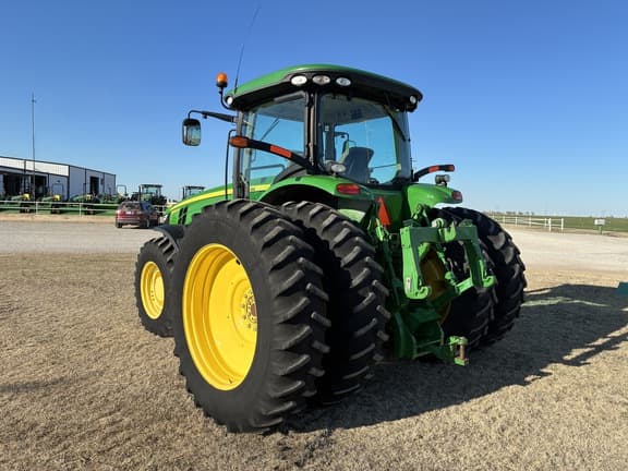 Image of John Deere 8260R equipment image 2