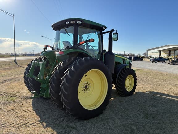 Image of John Deere 8260R equipment image 4