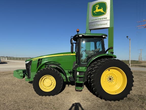 Image of John Deere 8260R equipment image 1