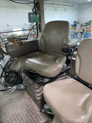 Image of John Deere 8260R equipment image 1