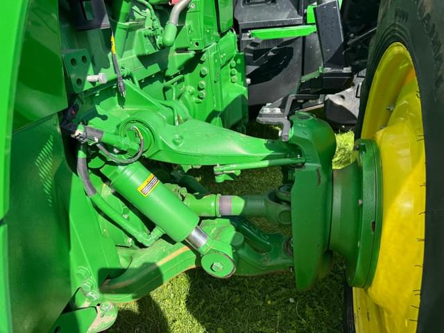 Image of John Deere 8260R equipment image 4