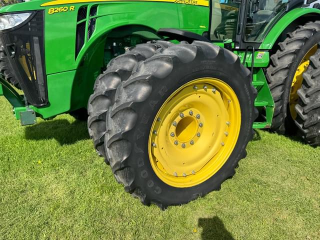 Image of John Deere 8260R equipment image 2