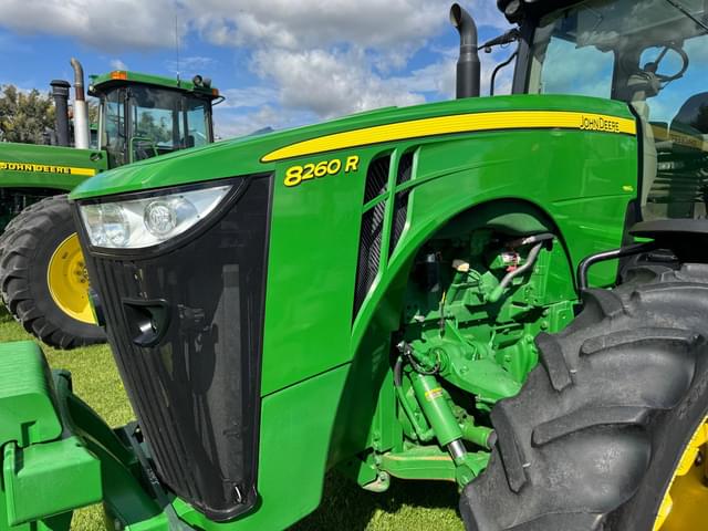 Image of John Deere 8260R equipment image 1