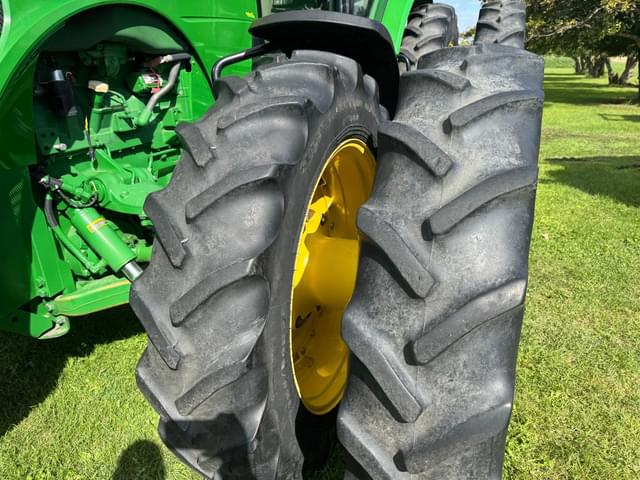 Image of John Deere 8260R equipment image 3