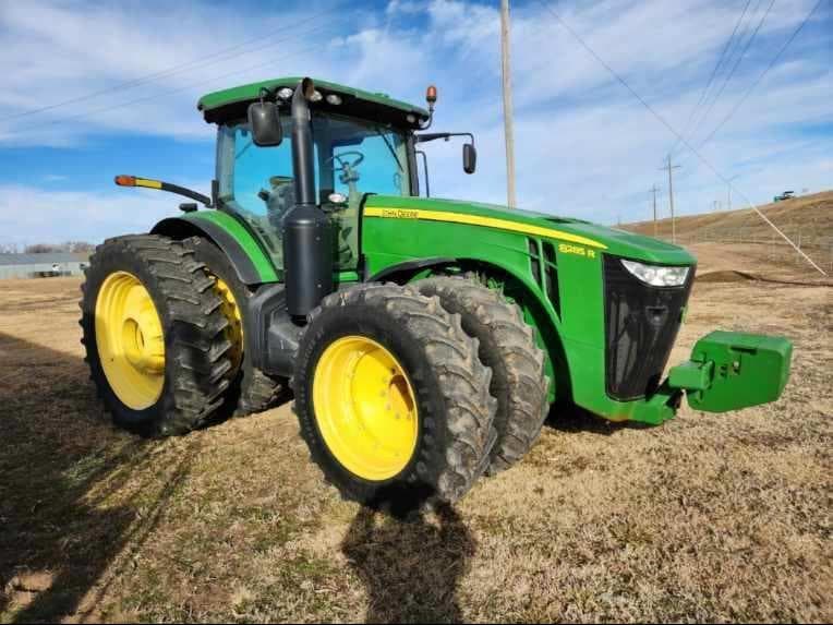 Image of John Deere 8285R Image 1