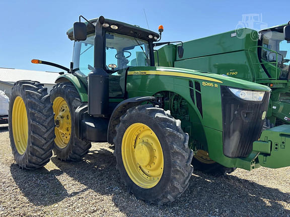 Image of John Deere 8285R equipment image 1