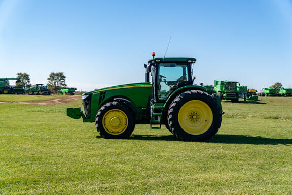 Image of John Deere 8285R equipment image 1