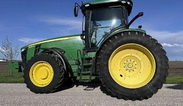 Image of John Deere 8285R equipment image 1