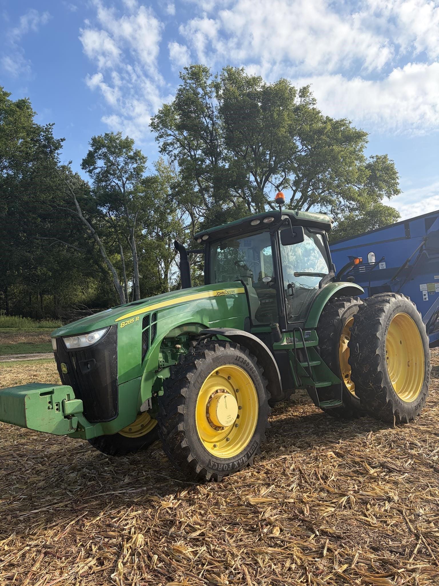 2012 John Deere 8285R Equipment Image0
